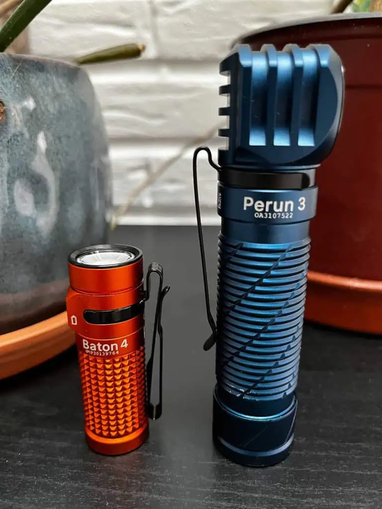 La lampe Olight Perun 3 placée sur une table à côté de Patón 4