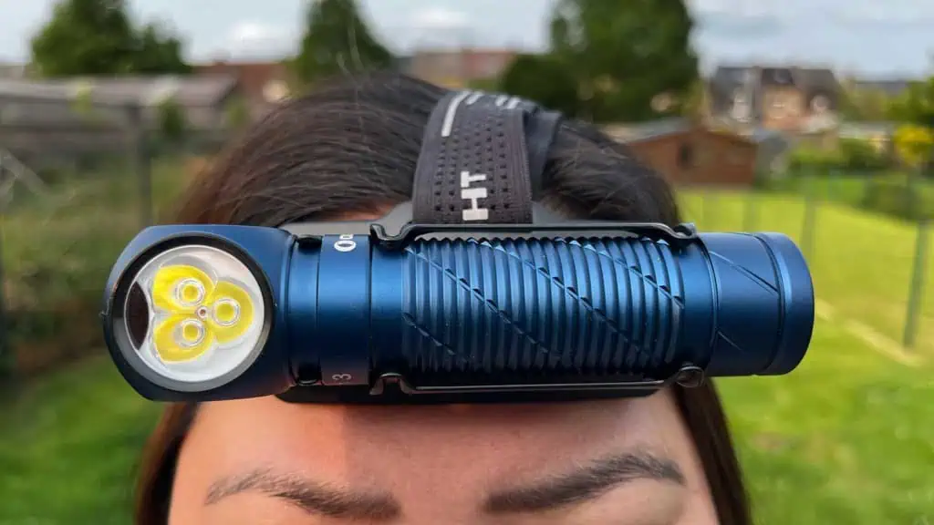 La lampe OLIGHT PERUN 3 placée dans son bandeau