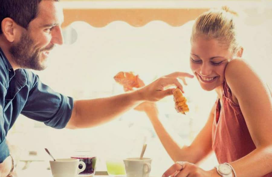 homme attentionné avec une fille