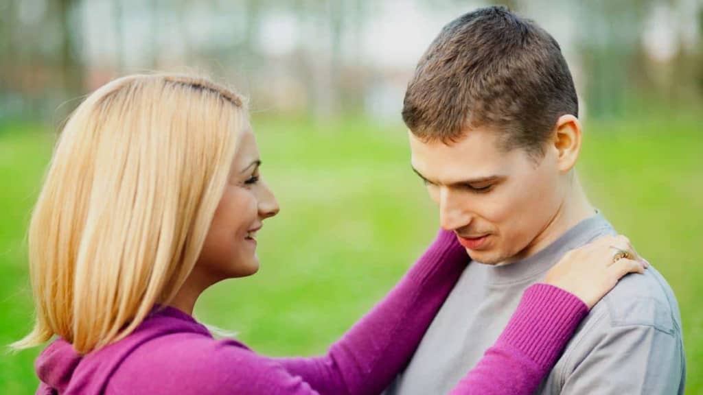 L'homme dérangé en traversant le regard d'une fille